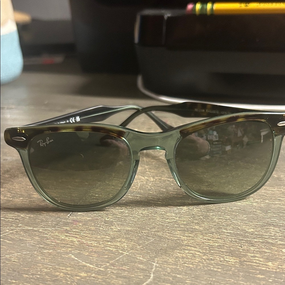 Ray-Ban Green Translucent Eagle EyeSunglasses 53 mm